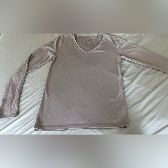 GAP Tops - GAP Modern V-Neck Long Sleeve Top in Tall Lavender